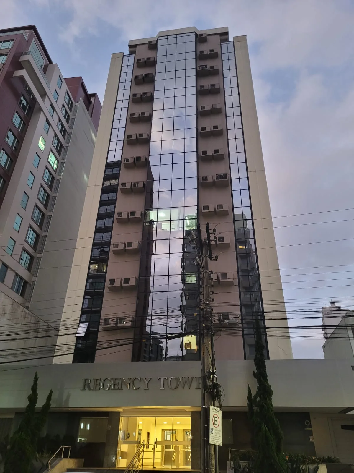 Fachada do edifício Regency Tower